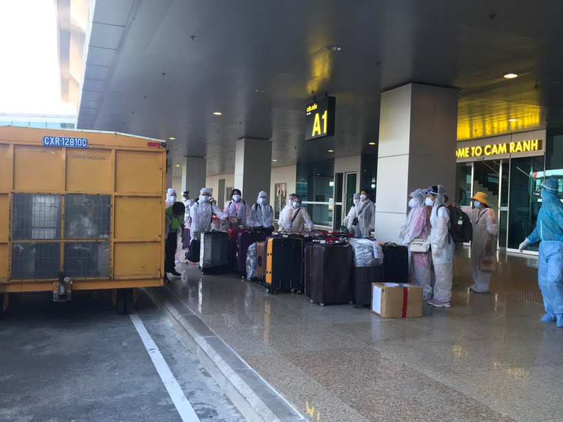 Công dân Việt Nam từ nước ngoài trở về chuẩn bị rời sân bay Cam Ranh đến khu cách ly tập trung. (Ảnh: Phan Sáu/TTXVN)
