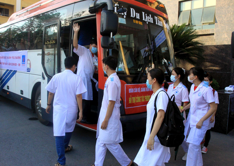  Đoàn cán bộ, sinh viên tình nguyện trường Đại học Y Dược Thái Bình lên đường nhận nhiệm vụ tham gia công tác phòng, chống dịch COVID-19 tại Bắc Giang. (Ảnh: Thế Duyệt/TTXVN)