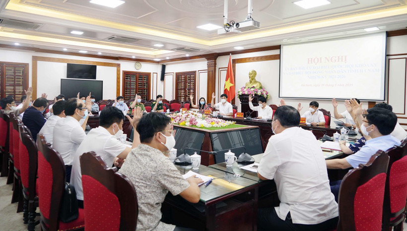 Biểu quyết thông qua Nghị quyết công bố danh sách những người trúng cử đại biểu HĐND tỉnh. (Ảnh: Nguyễn Chinh/TTXVN)