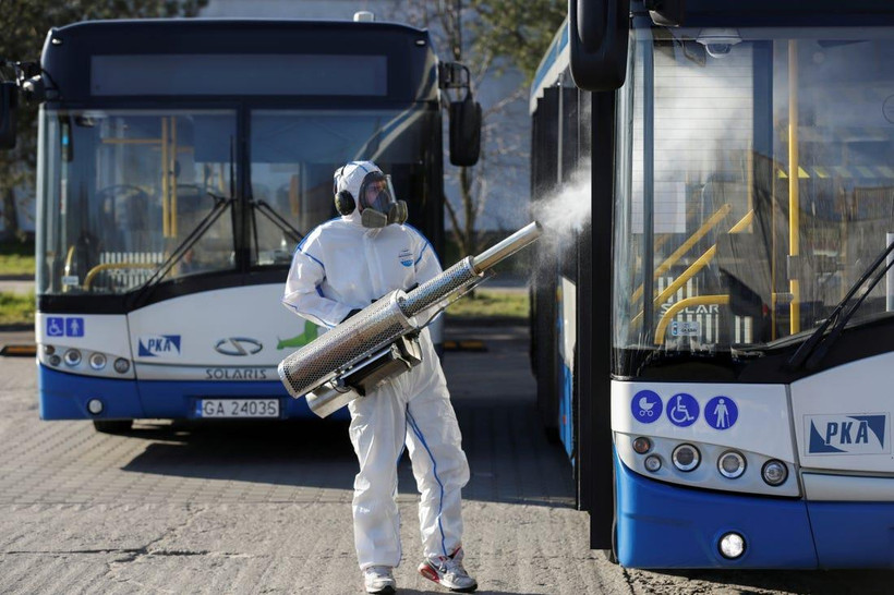 Khử trùng phòng chống COVID-19 tại Ba Lan. (Nguồn: insider)