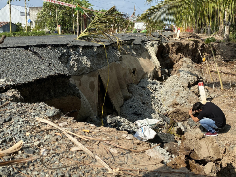 Hiện trường đoạn đường Tắc Thủ-Vàm Đá Bạc bị sụt lún chỉ sau vài tháng đưa vào sử dụng. (Ảnh: Huỳnh Thế Anh/TTXVN)