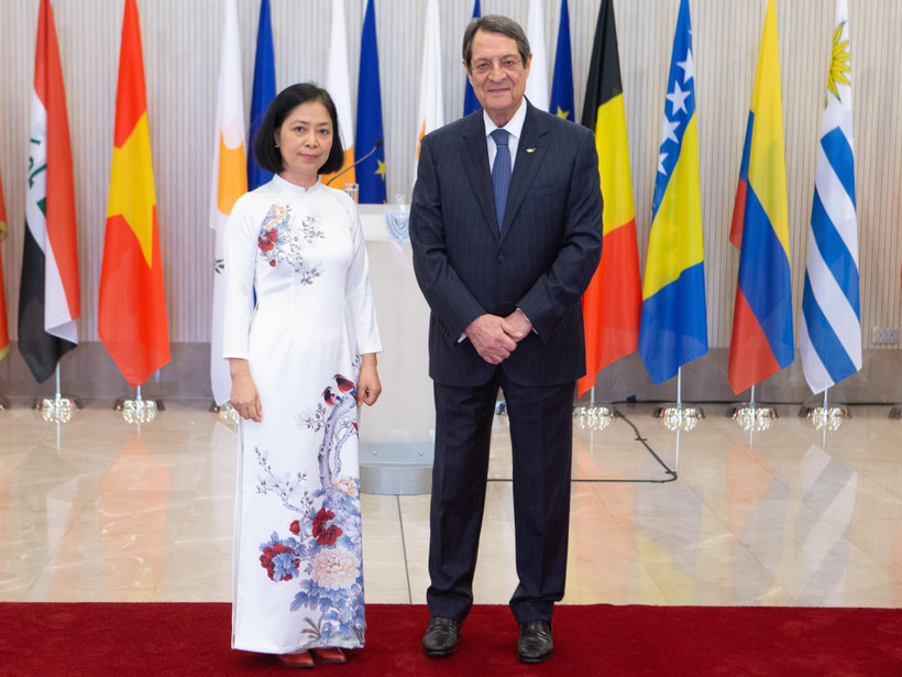 Tổng thống Cộng hòa Síp Nicos Anastasiades và Đại sứ Nguyễn Thị Bích Huệ. (Ảnh TTXVN)