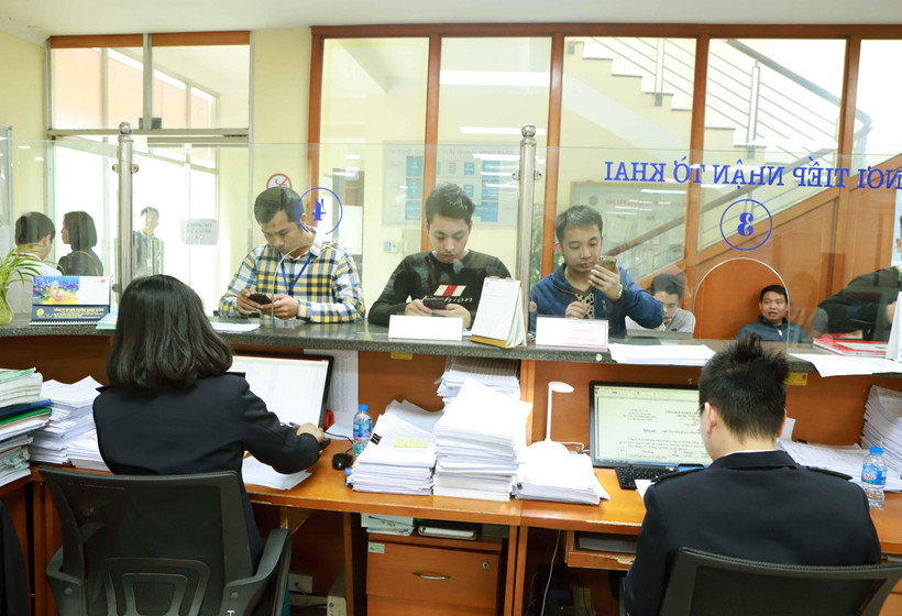 Doanh nghiệp làm thủ tục xuất nhập khẩu tại Chi cục Hải quan Vĩnh Phúc. (Ảnh: Hoàng Hùng - TTXVN)