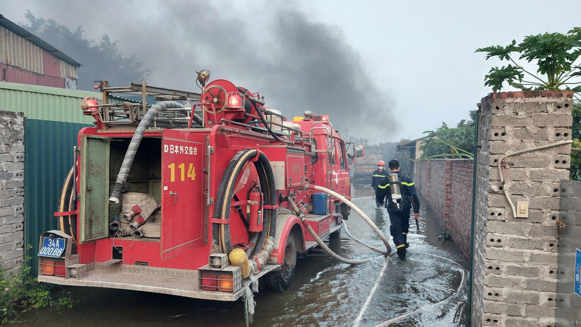 Lực lượng cảnh sát Phòng cháy, chữa cháy và cứu nạn, cứu hộ, Công an tỉnh Hải Dương triển khai lực lượng chữa cháy. (Ảnh: TTXVN phát)