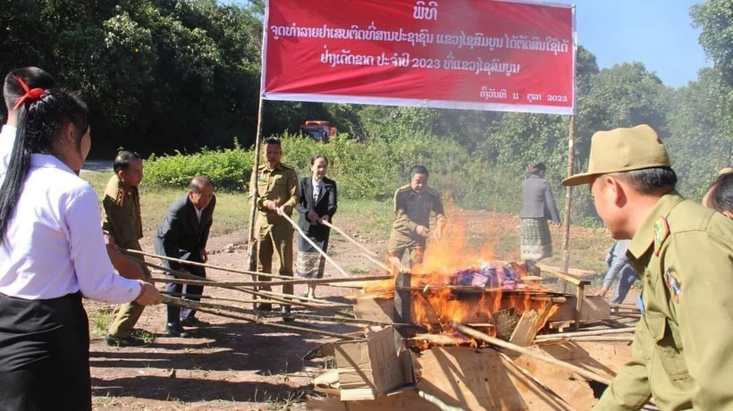 Lực lượng chức năng tỉnh Xaysomboun, Bắc Lào tiêu hủy ma túy. (Ảnh: TTXVN phát)