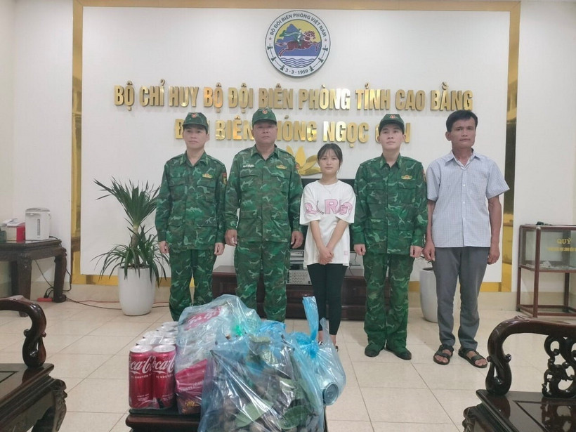 Cháu Hoàng Ngọc Hân cùng phụ huynh cảm ơn hành động đẹp của cán bộ, chiến sỹ Đồn Biên phòng Ngọc Côn. (Ảnh: TTXVN phát)