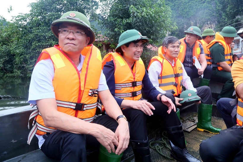 Phó Thủ tướng Lê Thành Long và đoàn công tác kiểm tra khu vực ngập lụt tại bản Phiêng Nghè, xã Chiềng Đen, thành phố Sơn La, tỉnh Sơn La. (Ảnh: Quang Quyết/TTXVN)