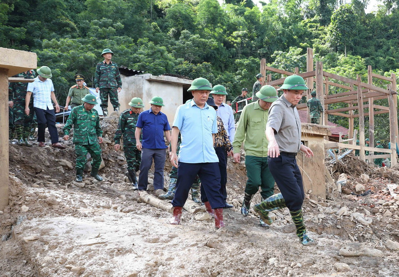 Phó Thủ tướng Trần Lưu Quang cùng đoàn công tác kiểm tra công tác khắc phục hậu quả lũ quét tại bản Lĩnh, xã Mường Pồn, huyện Điện Biên, tỉnh Điện Biên. (Ảnh: Trung Kiên/TTXVN)