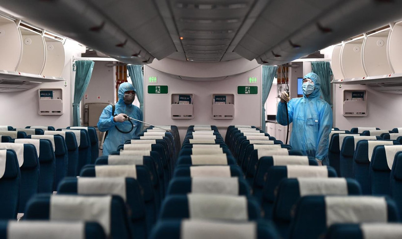 Vietnam Airlines đã thực hiện nghiêm phun khử trùng khoang khách, tập trung các vị trí hành khách tiếp xúc nhiều như ngăn hành lý, ghế ngồi… (Ảnh: CTV/Vietnam+)
