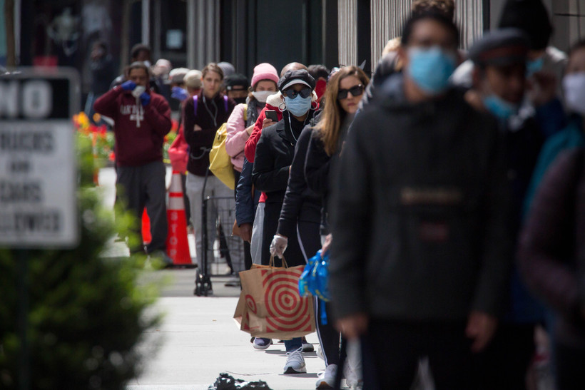 Người dân đeo khẩu trang phòng lây nhiễm COVID-19 tại Brooklyn, New York, Mỹ ngày 14/4/2020. (Ảnh: THX/TTXVN)