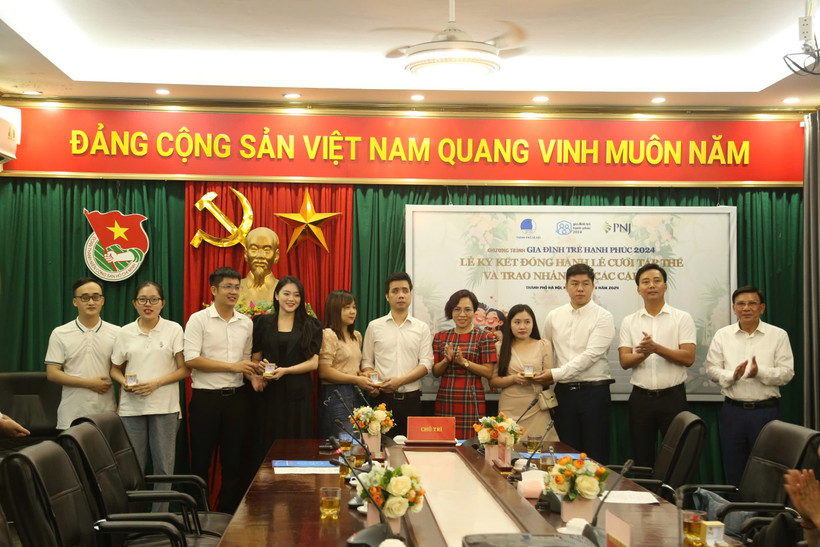 Thành đoàn Hà Nội trao 30 cặp nhẫn cưới cho 30 cặp đôi có hoàn cảnh khó khăn tại Hà Nội. (Ảnh: PV/Vietnam+) 
