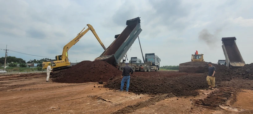 Thi công đổ đất đắp nền trên tuyến dự án thành phần 3 Cao tốc Biên Hòa-Vũng Tàu. (Ảnh: Hoàng Nhị/TTXVN)