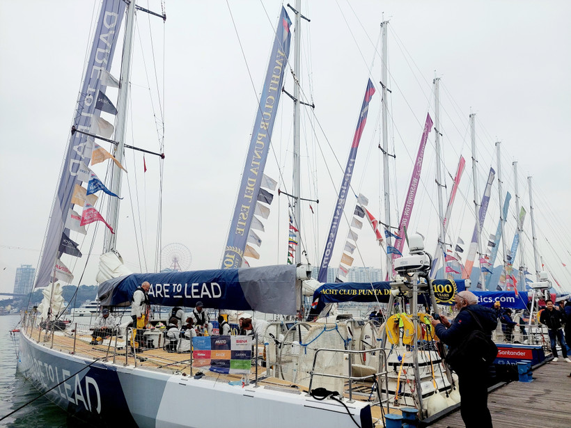 Các đội chuẩn bị các điều kiện lên thuyền rời Hạ Long tham gia chặng đua mới của Clipper Race. (Ảnh: Thanh Vân/TTXVN)