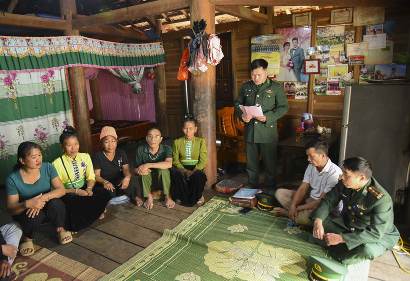 Bộ đội Biên phòng Điện Biên tuyên truyền pháp luật cho người dân khu vực biên giới. (Ảnh: Xuân Tư/TTXVN)