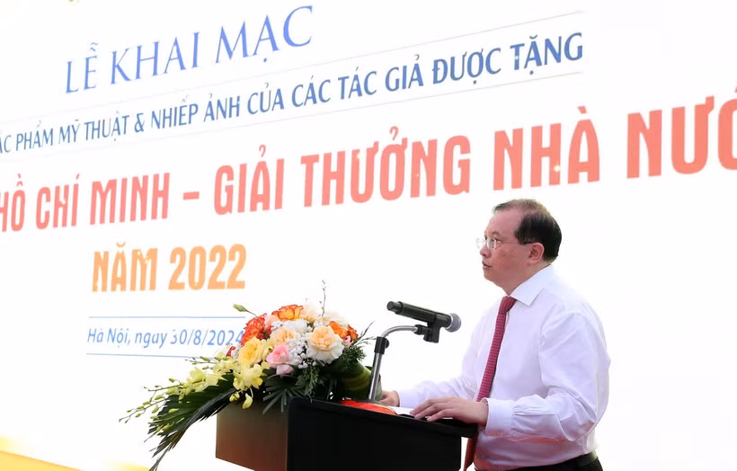 Thứ trưởng Bộ Văn hóa, Thể thao và Du lịch Tạ Quang Đông phát biểu khai mạc triển lãm. (Ảnh: Quốc Khánh/TTXVN)