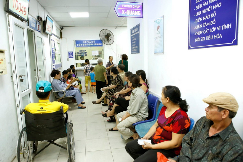 Bệnh nhân chờ khám chữa bệnh tại Bệnh viện Đa khoa Đống Đa, Hà Nội. (Ảnh: Dương Ngọc/TTXVN)