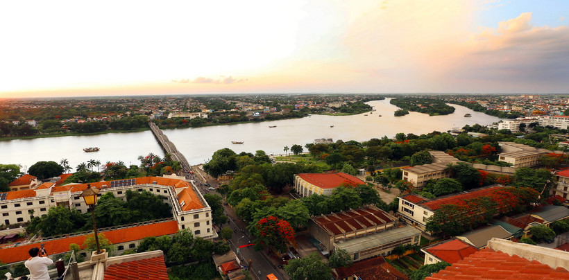 Thành phố Huế góc nhìn từ cầu Trường Tiền về phía Cồn Hến. (Ảnh: Hồ Cầu/TTXVN)
