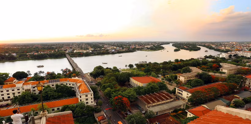 Thành phố Huế góc nhìn từ cầu Trường Tiền về phía Cồn Hến. (Ảnh: Hồ Cầu/TTXVN)