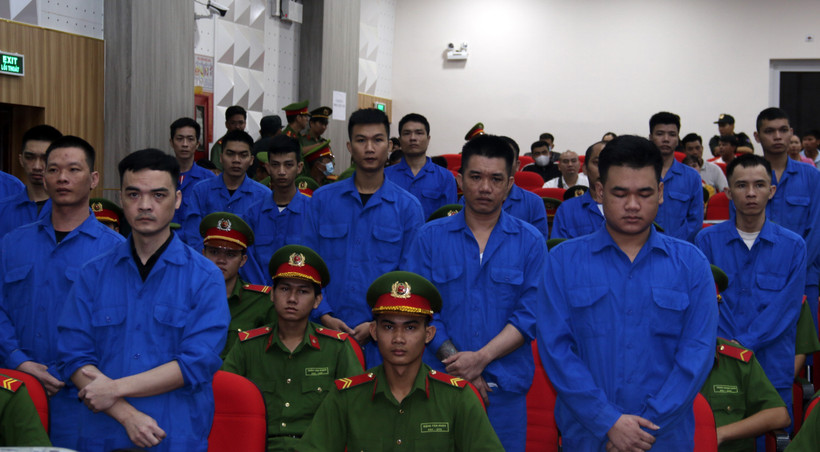 Các bị cáo nghe Tòa tuyên án. (Ảnh: Lê Sen/TTXVN)