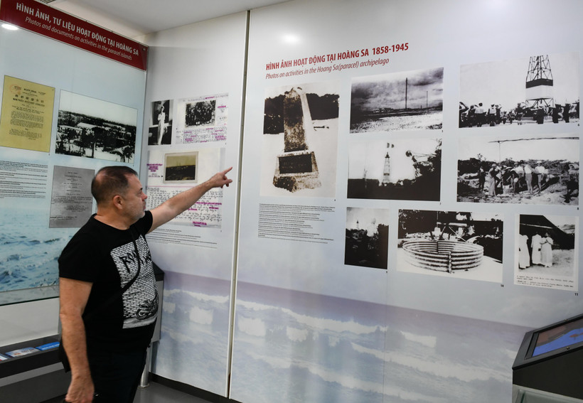Chuyên gia Grigory Trofimchuk thăm Nhà trưng bày Hoàng Sa trong chuyến thăm Việt Nam (Ảnh tác giả cung cấp)