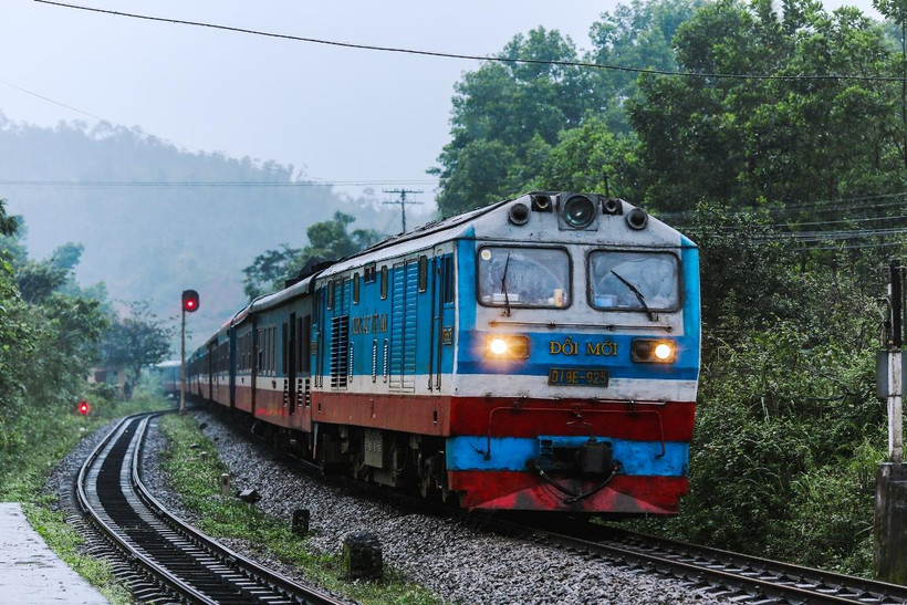 Đoàn tàu khách trên một cung chặng tuyến đường sắt Bắc-Nam. (Ảnh: Minh Sơn/Vietnam+)