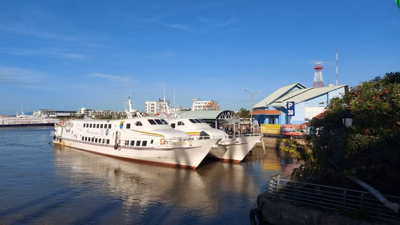 Tàu cao tốc tại Cảng Rạch Giá, thành phố Rạch Giá (tỉnh Kiên Giang) tạm ngừng hoạt động do thời tiết chuyển biến xấu. (Ảnh: Lê Huy Hải/TTXVN)