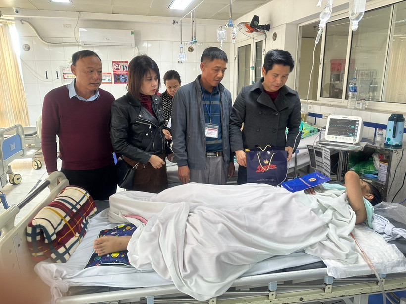 Chủ tịch Công đoàn ngành Giáo dục Hà Nội Đỗ Văn Nam tặng quà cho em Đ.T.M. (Ảnh: TTXVN phát)