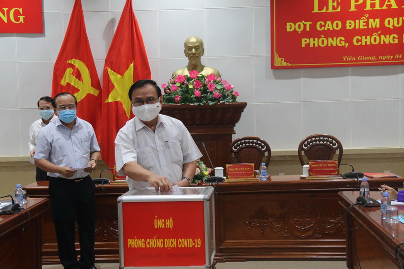 Các cá nhân, đơn vị tham gia quyên góp ủng hộ phòng, chống COVID-19 tại lễ phát động. (Ảnh: Minh Trí/TTXVN)