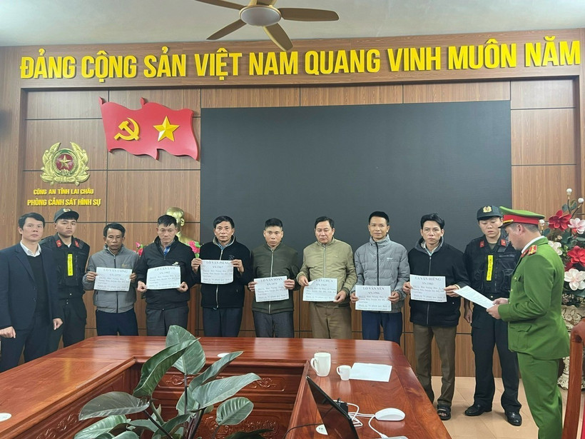 Cơ quan Cảnh sát điều tra Công an tỉnh Lai Châu công bố lệnh bắt khẩn cấp 7 đối tượng về hành vi khai thác khoáng sản trái phép. (Ảnh: TTXVN phát)