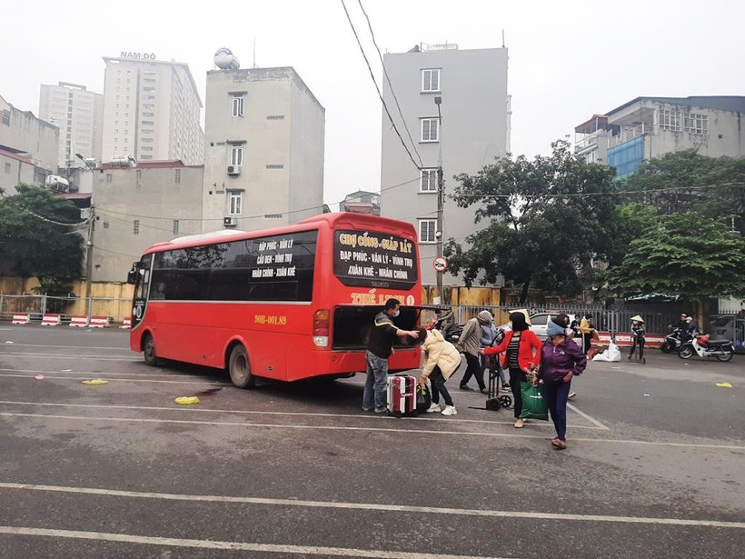Bến xe Giáp Bát lác đác có xe khách địa phương vào bến trả khách. (Ảnh: Việt Hùng/Vietnam+)
