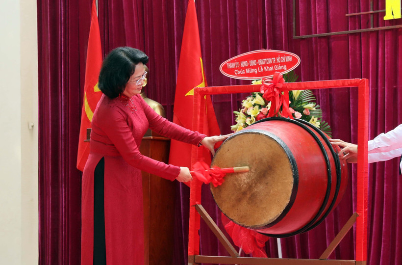 Phó Chủ tịch nước Đặng Thị Ngọc Thịnh đánh trống khai giảng năm học mới tại Trường Trung học Phổ thông Lê Quý Đôn. (Ảnh: Thu Hoài/TTXVN)