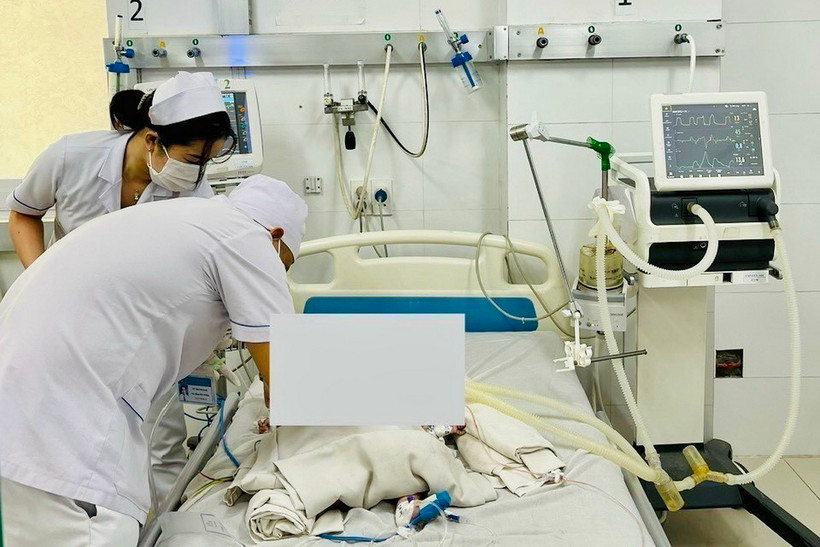Sở Y tế tỉnh Bình Dương đã chỉ đạo Bệnh viện Đa khoa tỉnh điều động bác sỹ nhi khoa và bác sỹ hồi sức dày dạn kinh nghiệm để khám, điều trị cho bé. (Ảnh: TTXVN phát)