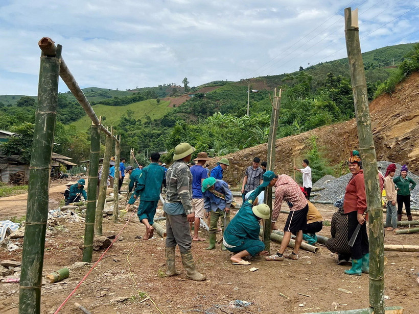 Các lực lượng hỗ trợ người dân bản Nà Mện (xã Nậm Ty, huyện Sông Mã, tỉnh Sơn La) làm lán ở tạm. (Ảnh: TTXVN phát)