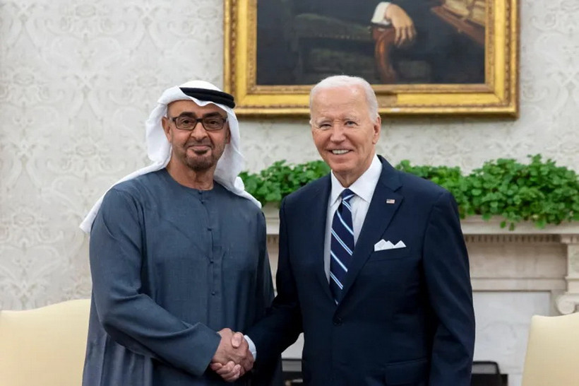 Tổng thống Mỹ Joe Biden và người đồng cấp UAE Sheikh Mohamed bin Zayed al-Nahyan trong cuộc gặp song phương tại Phòng Bầu dục của Nhà Trắng ở Washington, DC. (Ảnh: AFP)