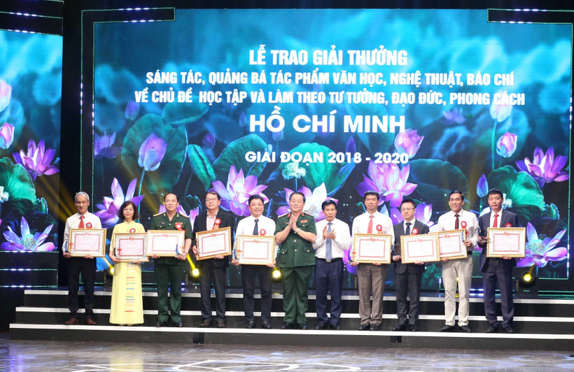 Trao giải cho các tập thể có thành tích xuất sắc. (Ảnh: Phương Hoa/TTXVN)