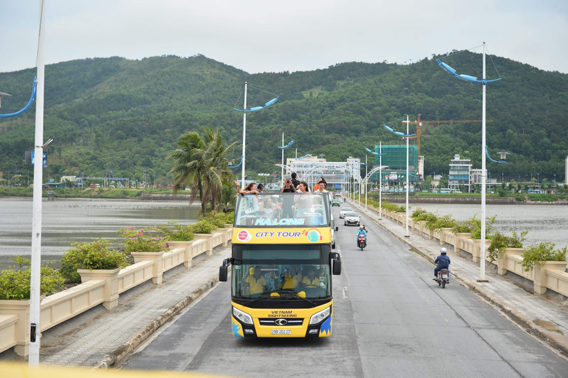 Xe buýt 2 tầng phục vụ khách du lịch tại Quảng Ninh. (Ảnh: Trung Nguyên/TTXVN)