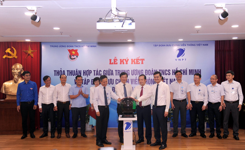 Lãnh đạo Trung ương Đoàn và VNPT khai trương cổng Hệ thống quản lý văn bản, điều hành công việc. (Ảnh: T.Q/Vietnam+)