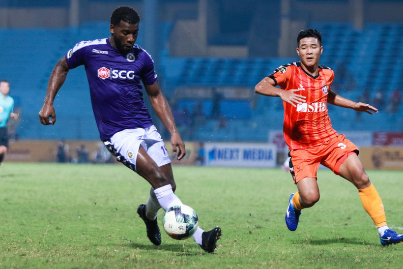 Hà Nội FC (áo xanh) thi đấu vòng 13 sớm hơn 1 ngày. (Ảnh: Nguyên An/Vietnam+)