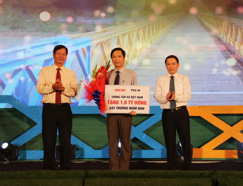 Đồng chí Nguyễn Đức Lợi, Ủy viên Trung ương Đảng, Tổng Giám đốc Thông tấn xã Việt Nam trao tặng 1,8 tỷ đồng xây dựng 3 phòng học cho trường mầm non xã Triệu Tài, huyện Triệu Phong, tỉnh Quảng Trị. (Ảnh: Nguyên Lý/TTXVN)