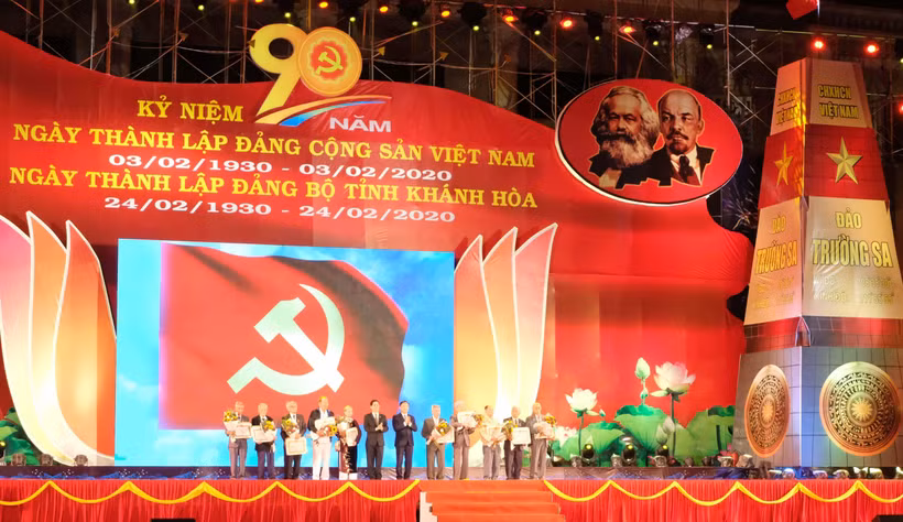 Lãnh đạo tỉnh Khánh Hòa trao huy hiệu 60 năm và 70 năm tuổi Đảng cho 10 đảng viên lão thành. (Ảnh: Nguyễn Dũng/TTXVN)