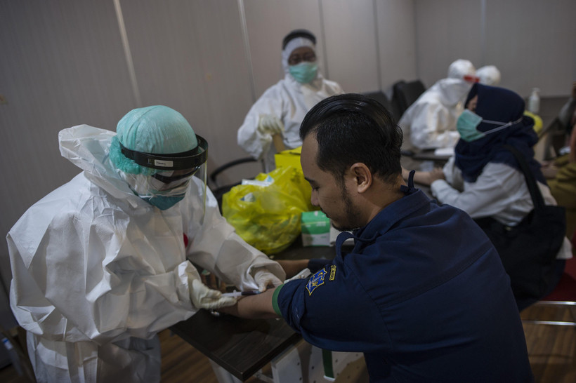 Xét nghiệm máu nhằm phát hiện nhanh trường hợp nhiễm dịch COVID-19 tại Surabaya, Indonesia ngày 11/5. (Ảnh: THX/TTXVN)