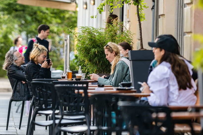 Người dân tại một quán càphê ở Berlin, Đức, ngày 26/5. (Ảnh: THX/TTXVN)