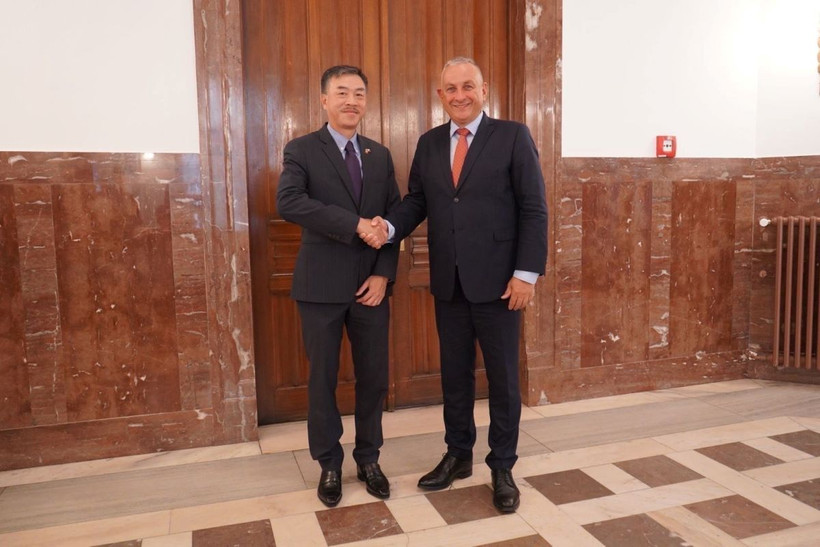 Đại sứ Việt Nam tại CH Séc Dương Hoài Nam và Bộ trưởng Công Thương Séc Jozef Sikela. (Ảnh: TTXVN phát)