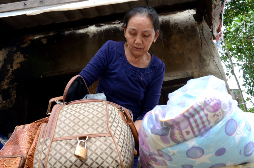 Người dân khẩn trương thu dọn đồ đạc, chuyển đến nơi an toàn để tránh bão số 9. (Ảnh: Quốc Dũng/TTXVN)