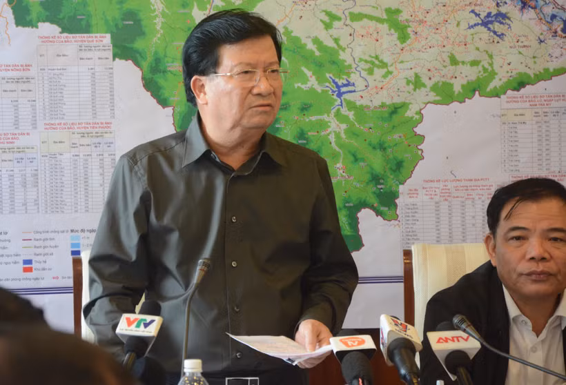 Phó Thủ tướng Chính phủ Trịnh Đình Dũng chủ trì cuộc họp tại Ban Chỉ đạo tiền phương ứng phó bão số 9 (đặt tại thành phố Đà Nẵng). (Ảnh: Văn Dũng/TTXVN)