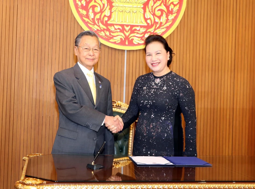 Chủ tịch Quốc hội Nguyễn Thị Kim Ngân gặp và hội đàm với Chủ tịch Hạ viện kiêm Chủ tịch Quốc hội Vương quốc Thái Lan Chuan Leekpai. (Ảnh: Trọng Đức/TTXVN)