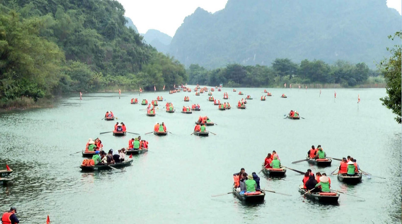 Du khách tham quan Khu Du lịch Sinh thái Tràng An, tỉnh Ninh Bình. (Ảnh: Thùy Dung/TTXVN)