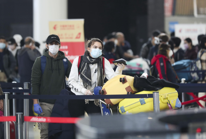 Hành khách đeo khẩu trang phòng dịch COVID-19 tại sân bay quốc tế F.Kennedy ở New York, Mỹ. (Ảnh: THX/TTXVN)