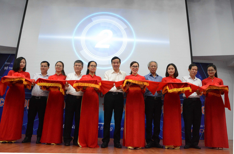 Đại biểu cắt băng khai trương Cổng dịch vụ công trực tuyến thành phố Đà Nẵng. (Ảnh: Văn Dũng/TTXVN)