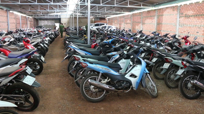 Lực lượng chức năng kiểm tra số xe máy trong các kho hàng của cơ sở cầm đồ. (Ảnh: Đậu Tất Thành/TTXVN)